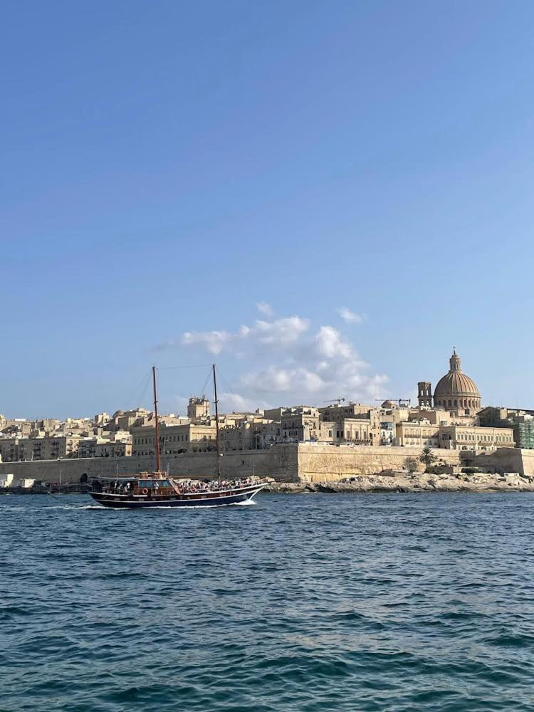 Spacious Seaview Sliema Apt, Steps From Valletta Ferry Exterior foto